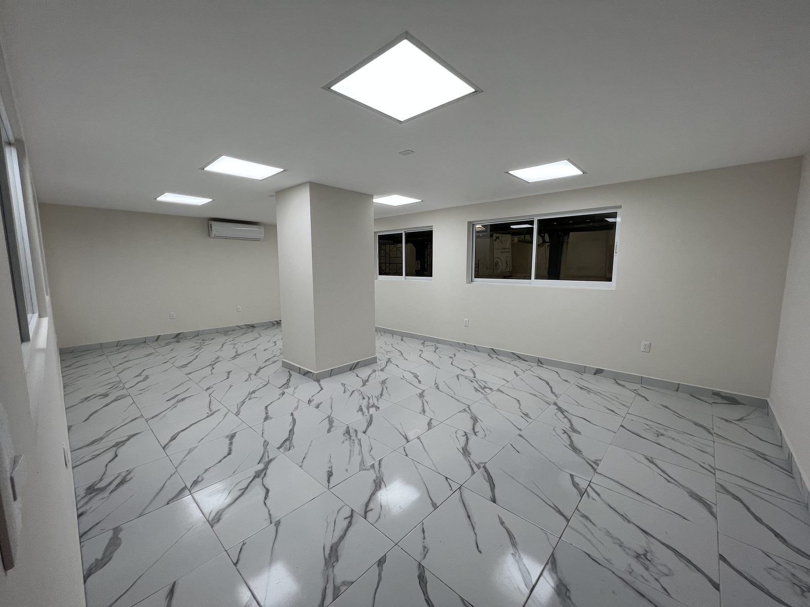 Edificio de oficinas y sala de juntas para CFS Brands